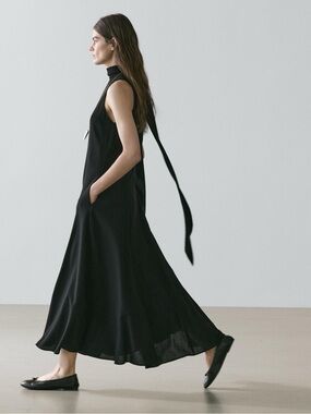Massimo Dutti Midi-cut dress. Halter neck. Sleeveless. Two side pockets. Black M